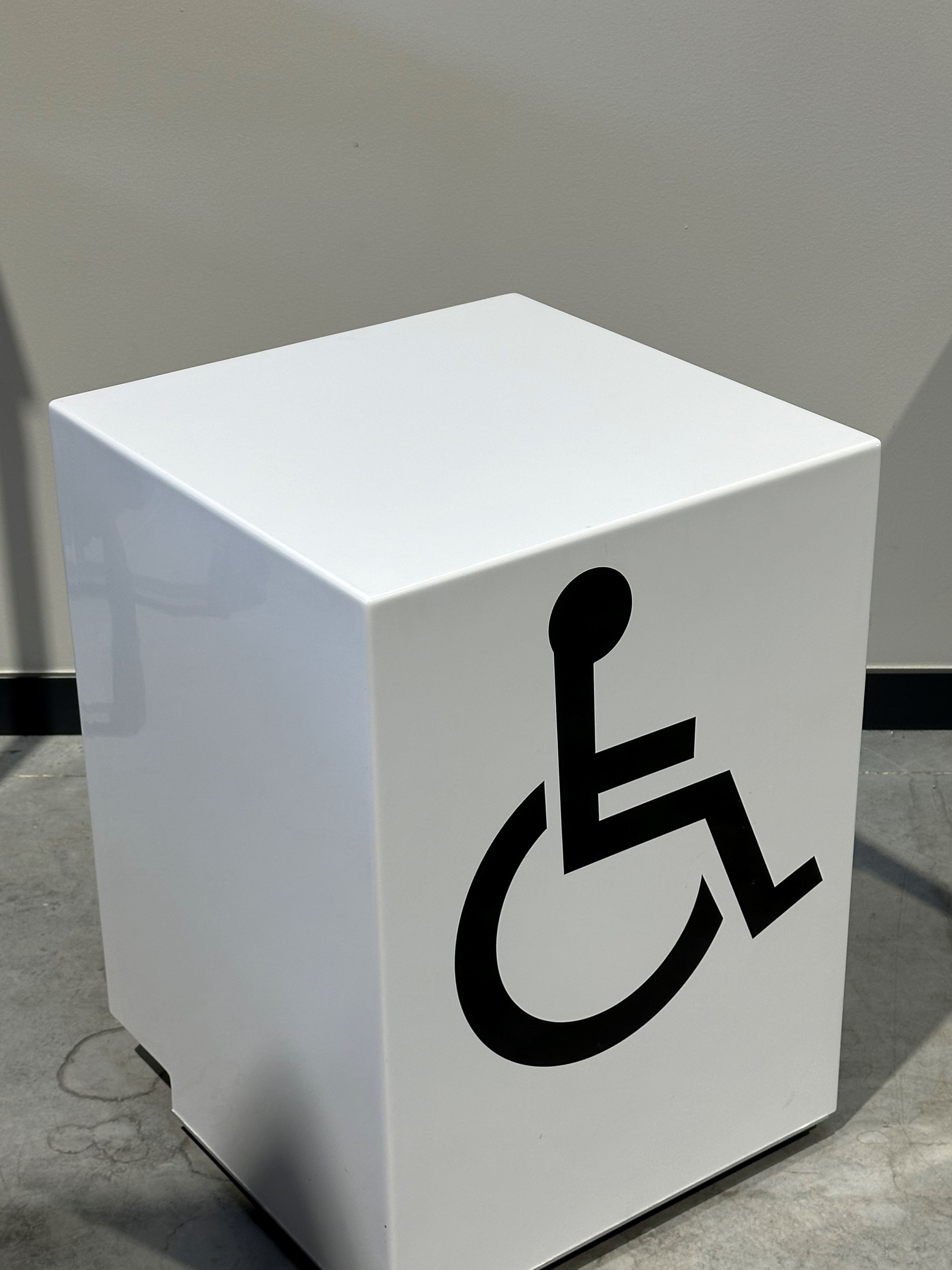 <h3 class="big">mobilier PMR <span class="surTitre">Tout voir</span></h3>-image
