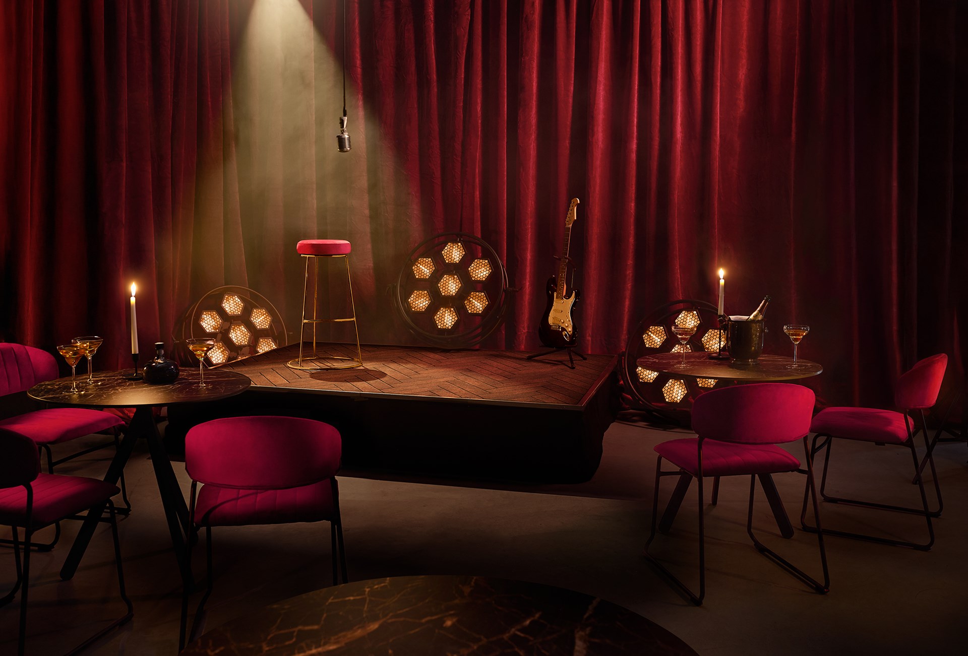 <h1 class="h2">Location et vente de <br>mobilier évènementiel  <span class="surTitre">Annecy – Nantes – Genève</span></h1>