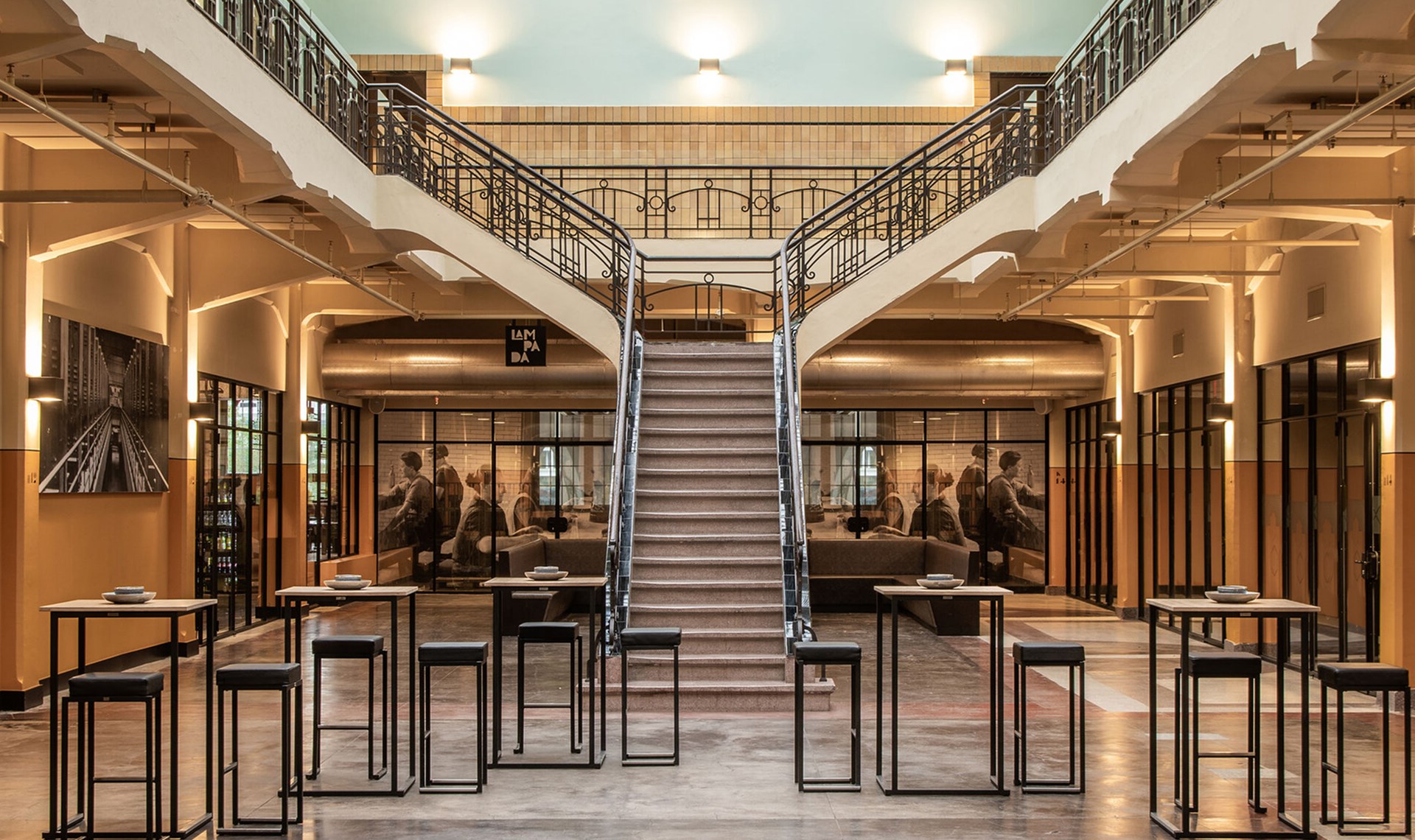 <h1 class="h2">Location et vente de <br>mobilier évènementiel  <span class="surTitre">Annecy – Nantes – Genève</span></h1>
