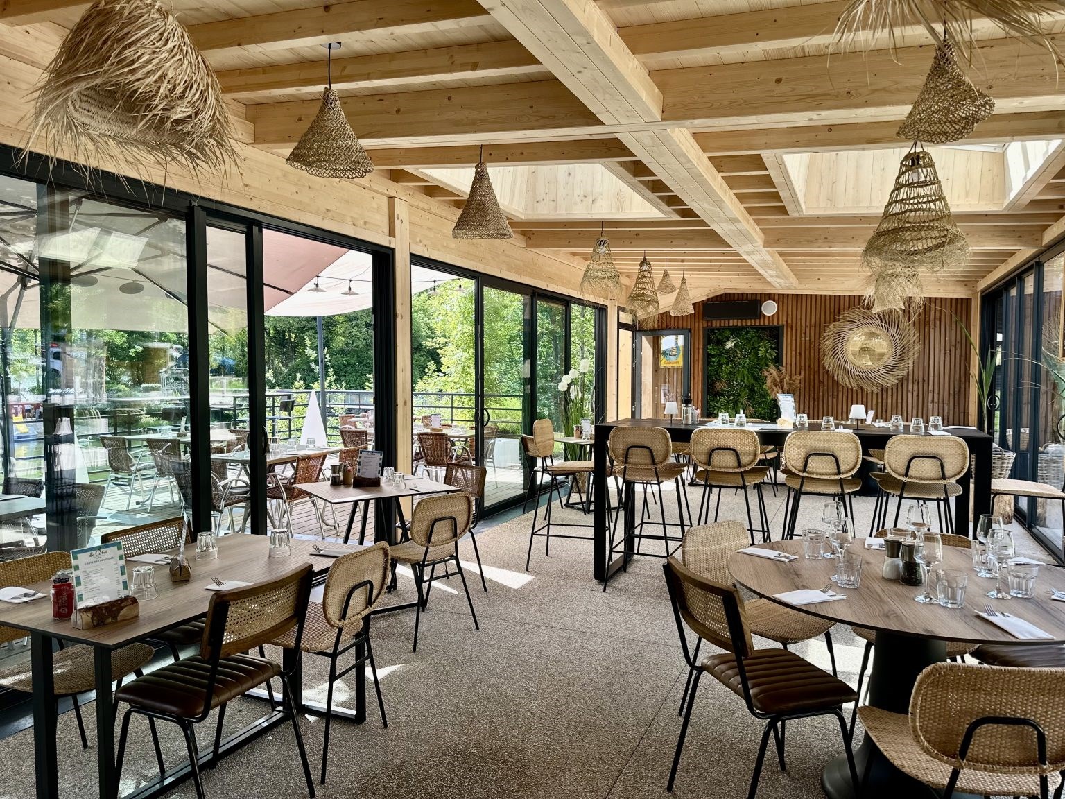 <h1 class="h2">Location et vente de <br>mobilier évènementiel  <span class="surTitre">Annecy – Nantes – Genève</span></h1>